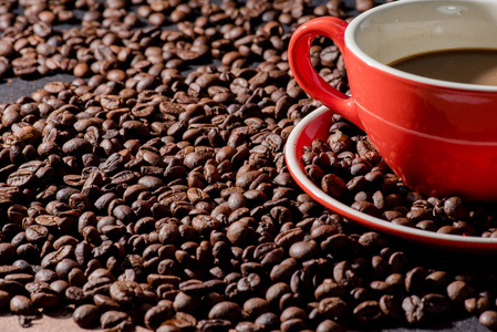 热咖啡红杯和咖啡豆是背景