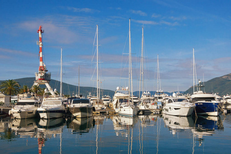 游艇停泊在港口的波尔图黑山。科托尔湾，蒂瓦特黑山