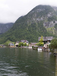 高山湖泊 高山地块 奥地利美丽的峡谷。在夏天，清澈的高山河谷