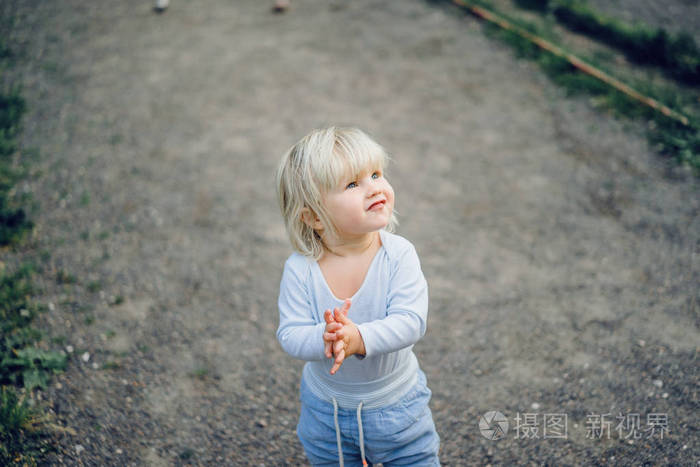 金发碧眼的孩子拍手