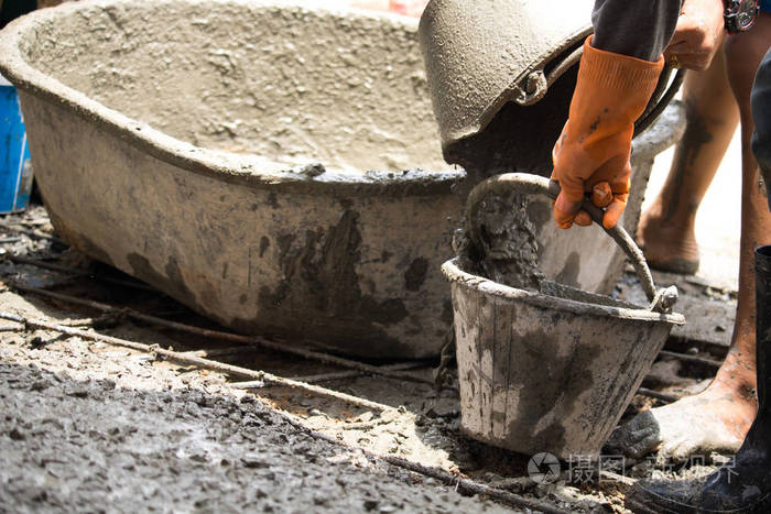 人工浇筑水泥新建房屋