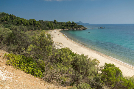 阿基拉海滩上遮阳伞和半岛，Chalkidiki，中央马其顿的全景视图