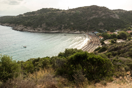 Klimataria 海滩上遮阳伞和半岛，Chalkidiki，中央马其顿的全景视图