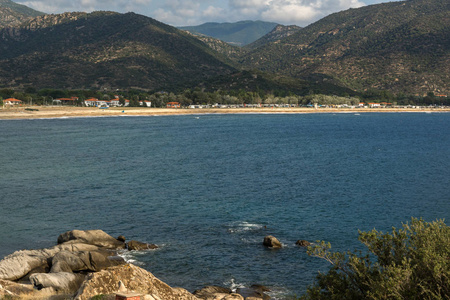 Sykia 海滩上遮阳伞和半岛，Chalkidiki，中央马其顿的全景视图