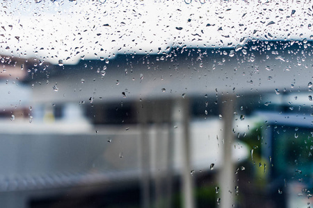 滴在窗户玻璃上的雨