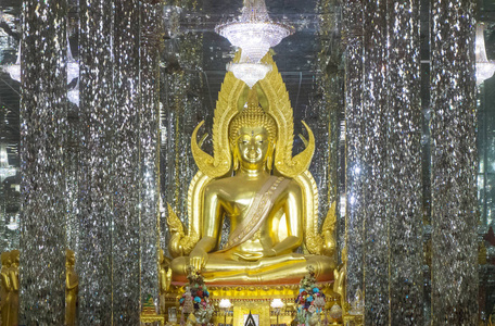 在大教堂玻璃在 Wat Chantharam 扫管笏 T 金佛像