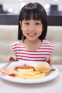 亚洲中国小女孩吃西餐图片