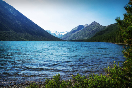 美丽的秋景，高山湖，俄罗斯西伯利亚