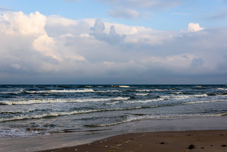 清晨的暴风雨海滩美景图片