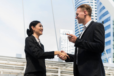 商人和女商人握手，证明他们的协议签署协议或他们的公司之间的合同  公司  企业。成功 处理 问候语和合作伙伴的概念