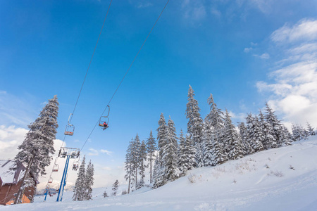 滑雪缆车席山和路径从天空