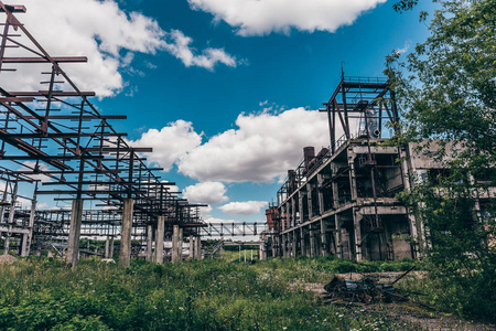 被遗弃的污染工业工厂的废墟