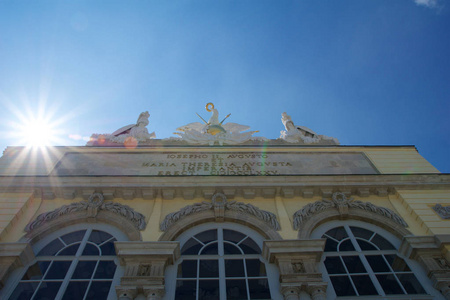 维也纳，奥地利2017 年 4 月 30 日 雕像的监护人在亭子在奥地利维也纳的美泉宫。在 1775 年由建筑师约翰  费