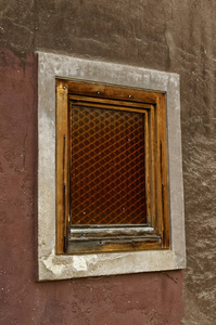 在砖墙上有木框架的旧窗户