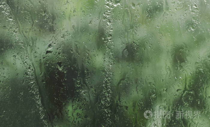 雨天玻璃窗上的水