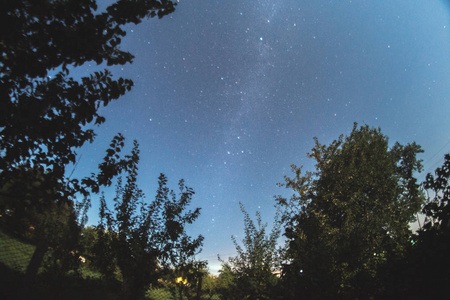 星空在夏夜在村庄