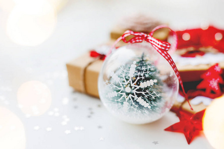 圣诞节和新年的背景与雪花装饰球 礼物和圣诞树的装饰。节日背景与星星五彩纸屑和灯泡。文本的地方