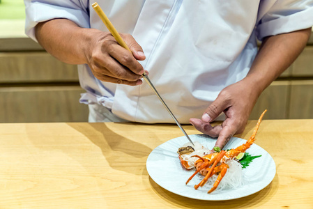 厨师烹饪龙虾刺身