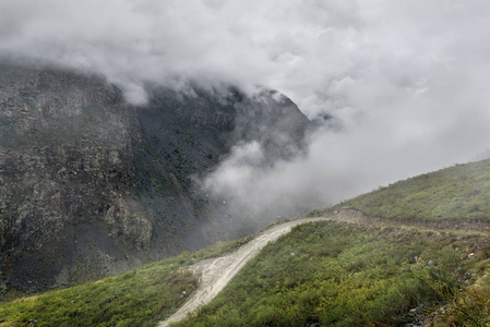 路山通过雨雾