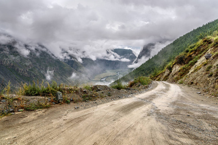 路山通过雨雾