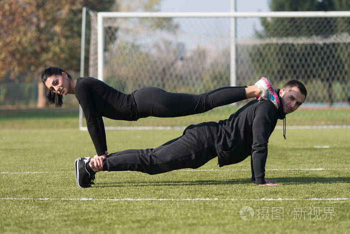情侣做俯卧撑训练在公园地区