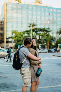 情侣拥抱城市场景图片