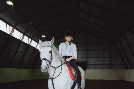 女孩穿的衣服坐在舞台上的马图片