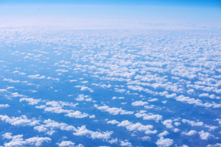 从飞机窗口可以看到云层上方的蓝天