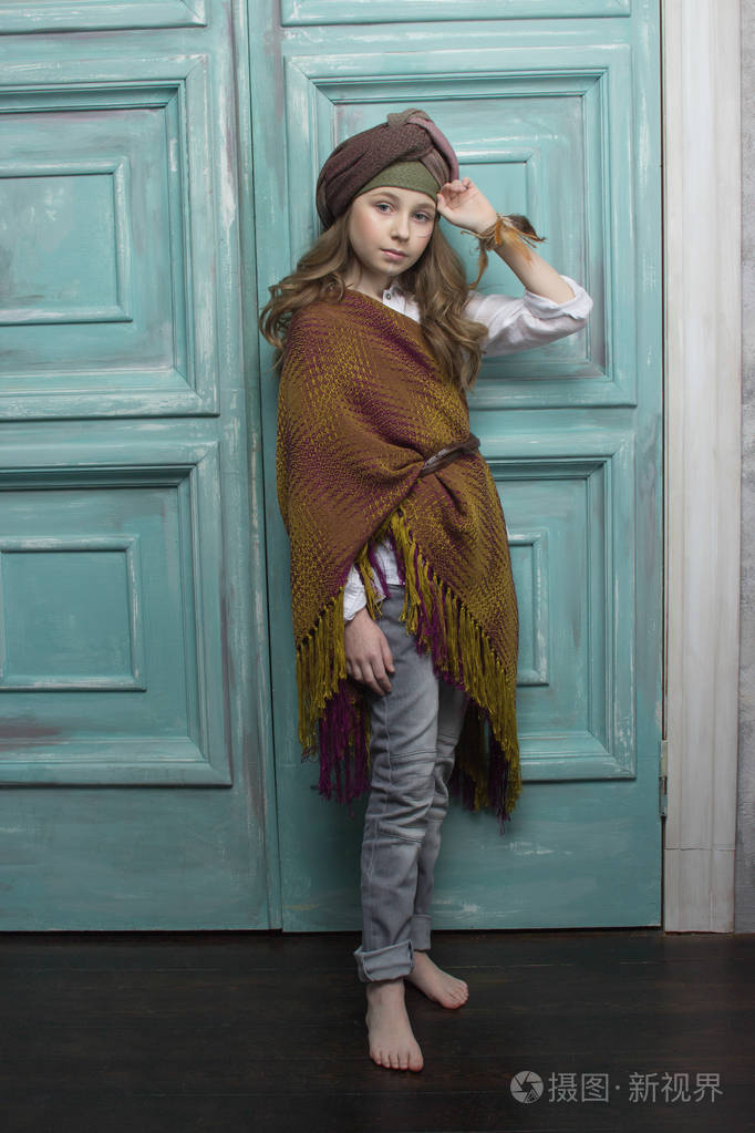 肖像的明亮款式新颖漂亮的小女孩衣服照片-正版商用图片0z10yw-摄图新