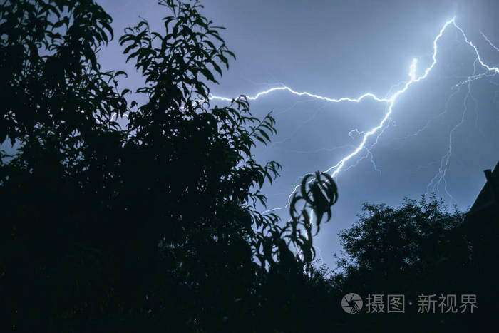 在村里的一个夏夜, 闪电之夜雷阵雨