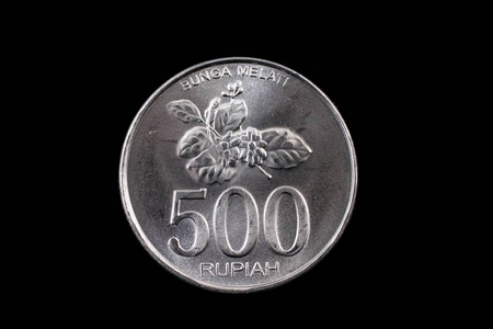 印尼 500 盾硬币紧靠黑照片