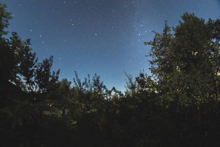 星空在夏夜在村庄