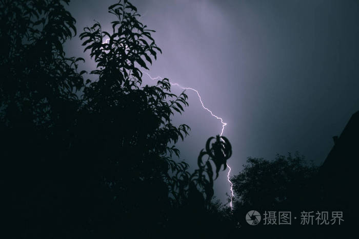 在村里的一个夏夜闪电之夜雷阵雨