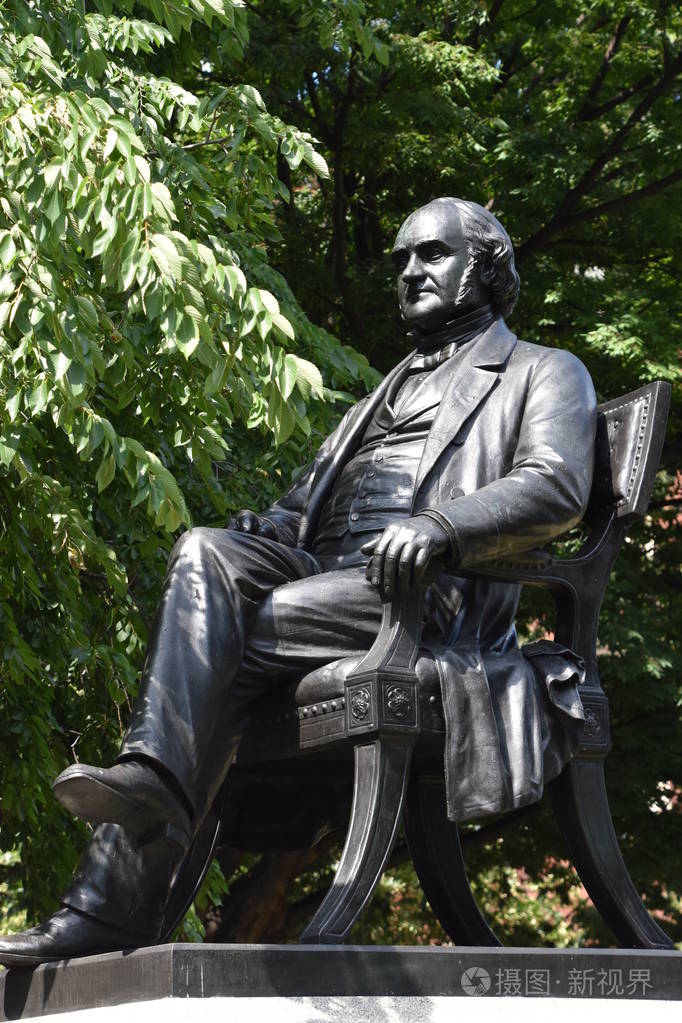 在马里兰州巴尔的摩市乔治皮博迪雕像