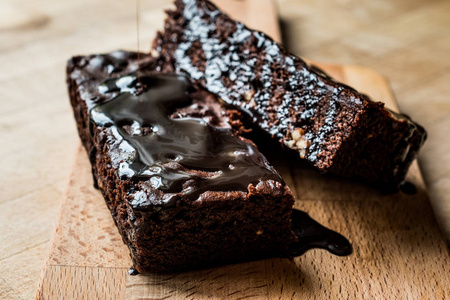 布朗尼蛋糕木制表面上巧克力酱