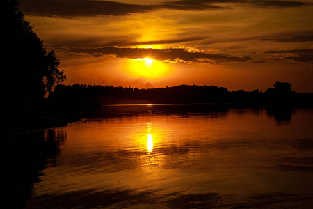 河上的日落。夏天晚上风景
