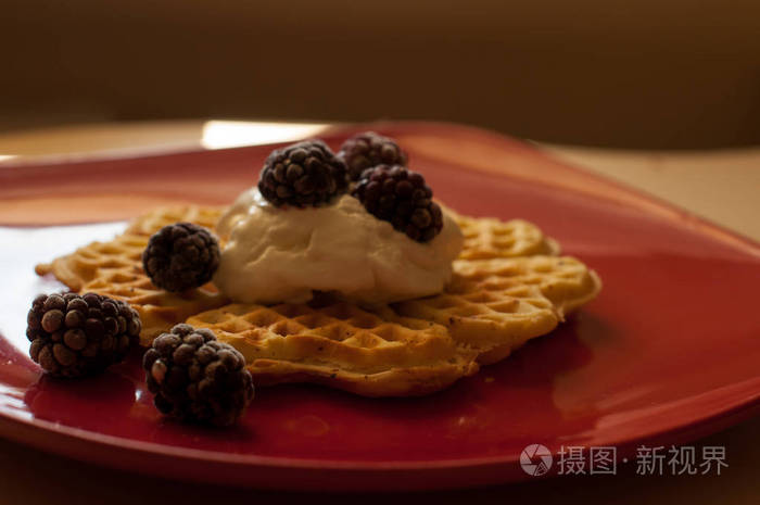 比利时华夫饼与浆果 黑醋栗 草莓 和冰激淋