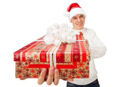 戴圣诞老人帽拿着礼盒的年轻人
