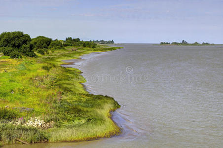 向海延伸的河流海岸线图片