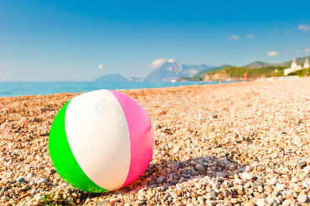 五颜六色的充气球在鹅卵石海滩上