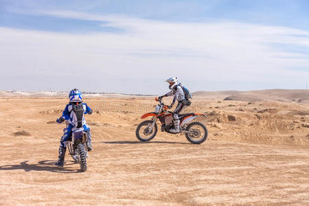 沙漠上的摩托车比赛