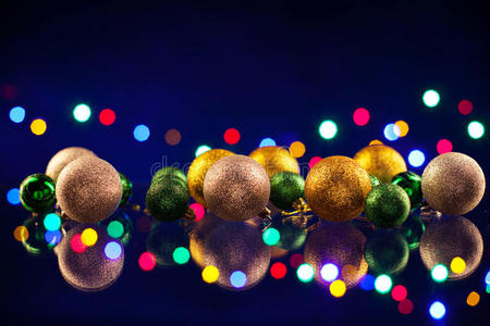 圣诞装饰灯泡和灯