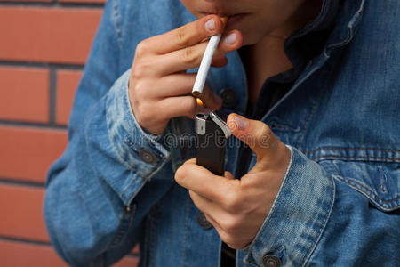 打火机吸烟者图片