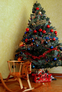 用木制摇杆装饰的圣诞树