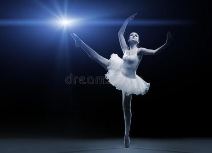 一只脚上穿着白色短裙的芭蕾舞演员