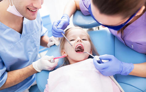 在牙医那里检查牙齿的女孩