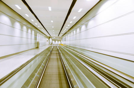 平行电梯图片