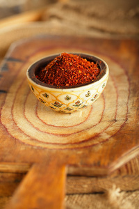 红热辣椒辣椒片放在碗里，放在木板上