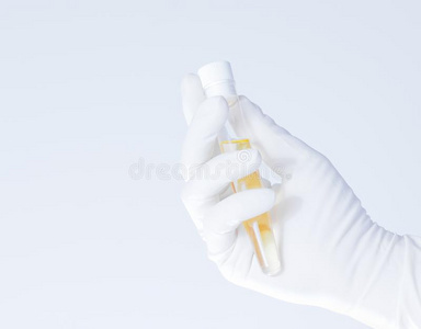 医学实验中科学家手拿黄色液体玻璃管的特写镜头