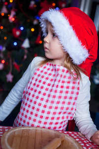 可爱的小女孩在烤圣诞帽